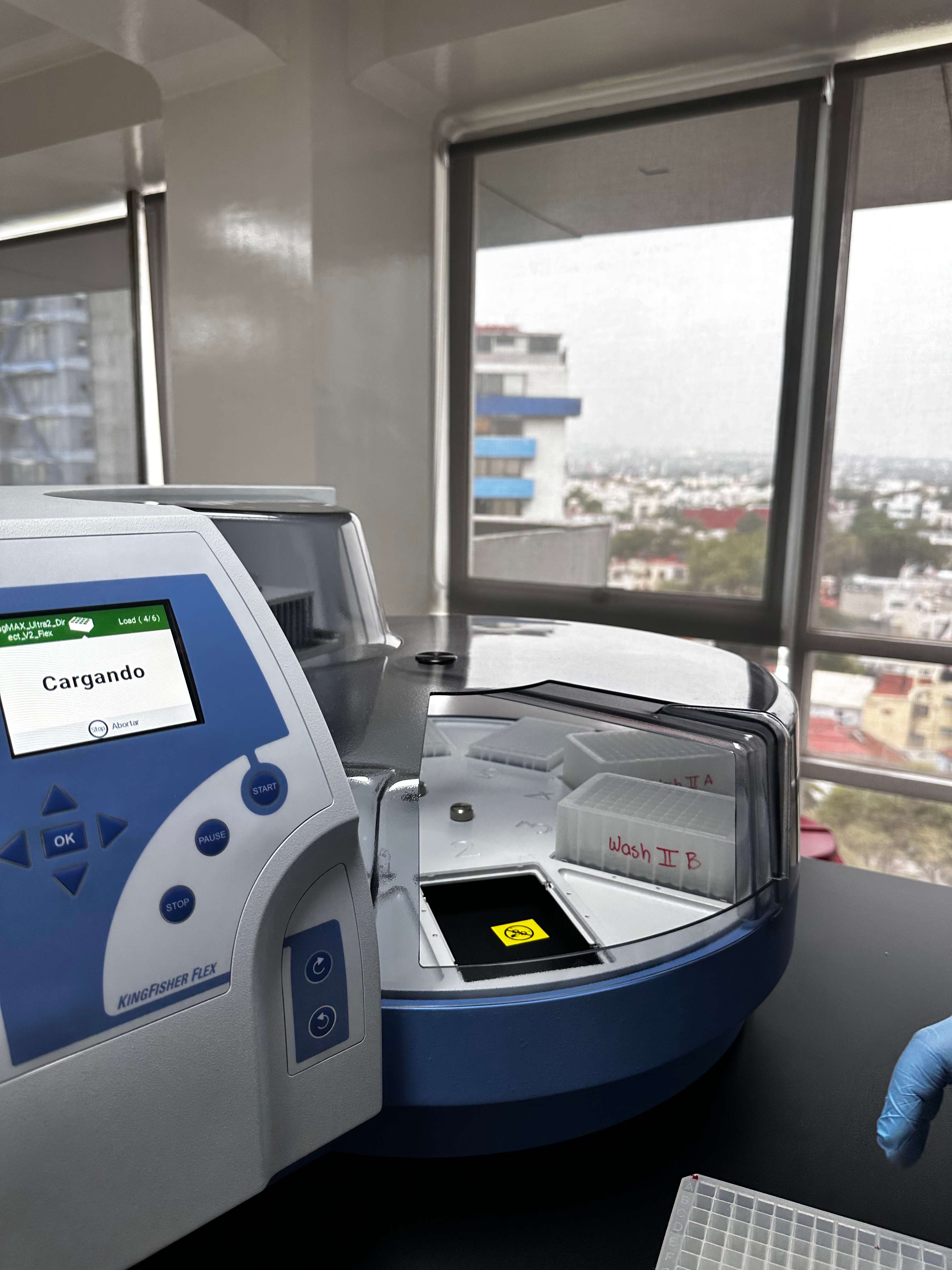 Máquina de laboratorio cargando